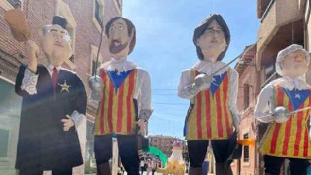 Muñecos de Pablo Llarena, Toni Comín, Carles Puigdemont y Clara Ponsatí (de izquierda a derecha) en la quema de Judas de Alfaro (Logroño) / TWITTER