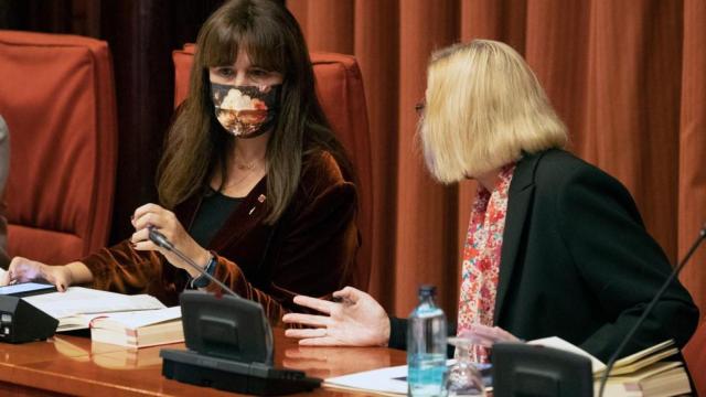 La presidenta del Parlament, Laura Borràs, junto a la vicepresidenta segunda, Assumpta Escarp, durante la reunión de la Junta de Portavoces sobre el caso Juvillà / EFE - Marta Pérez