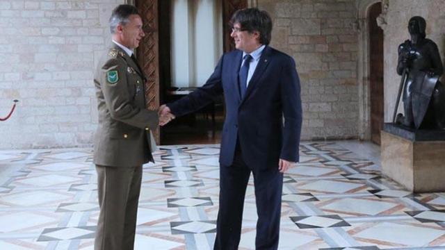 Carles Puigdemont y Fernando Aznar, teniente general del Ejército que ahora critican los 'indepes' en una imagen de archivo / RUBÉN MORENO