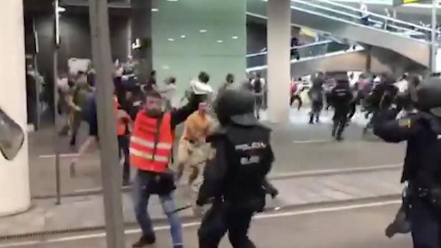 Agresión a un periodista en el Aeropuerto de El Prat durante las protestas por la sentencia del 'procés' / CG