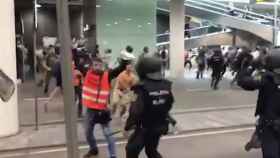 Agresión a un periodista en el Aeropuerto de El Prat durante las protestas por la sentencia del 'procés' / CG