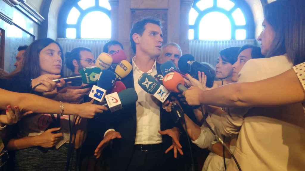 El líder de Ciudadanos, Albert Rivera, en los pasillos del Parlament / EUROPA PRESS