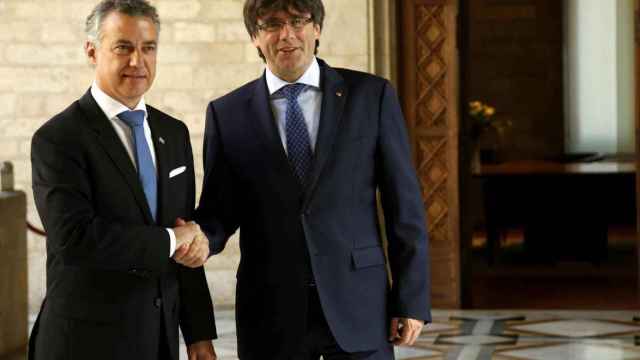 El lehendakari Íñigo Urkullu (PNV) y el expresidente Carles Puigdemont en una recepción en el Palau de la Generalitat / EFE