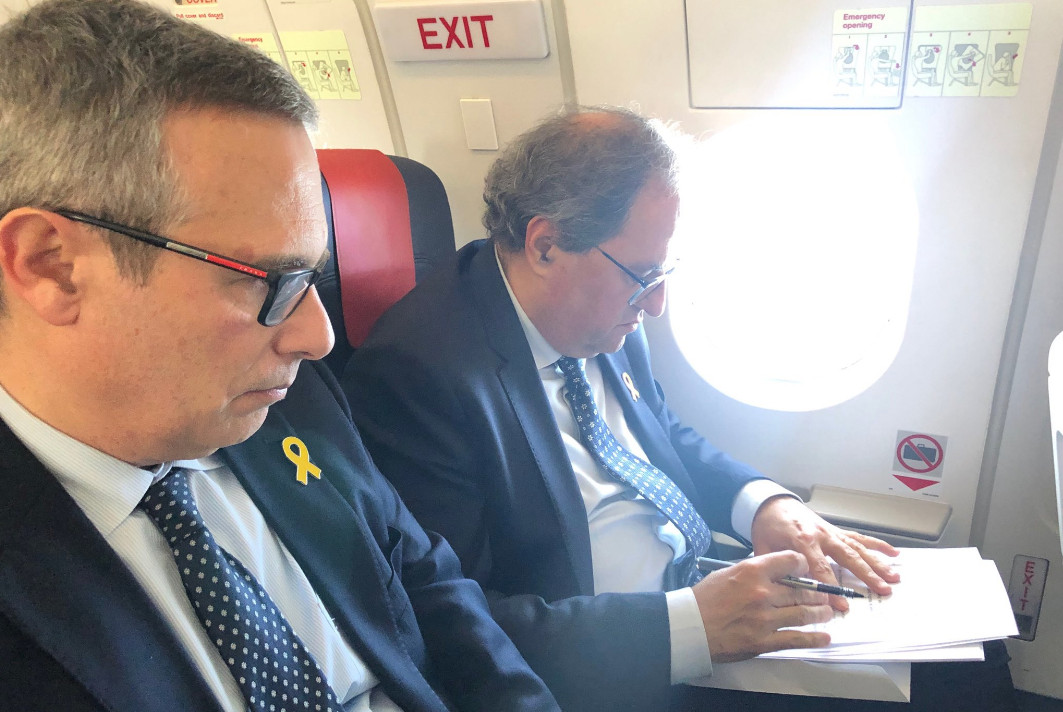 El presidente de la Generalitat, Quim Torra, en su vuelo a Bruselas / TWITTER