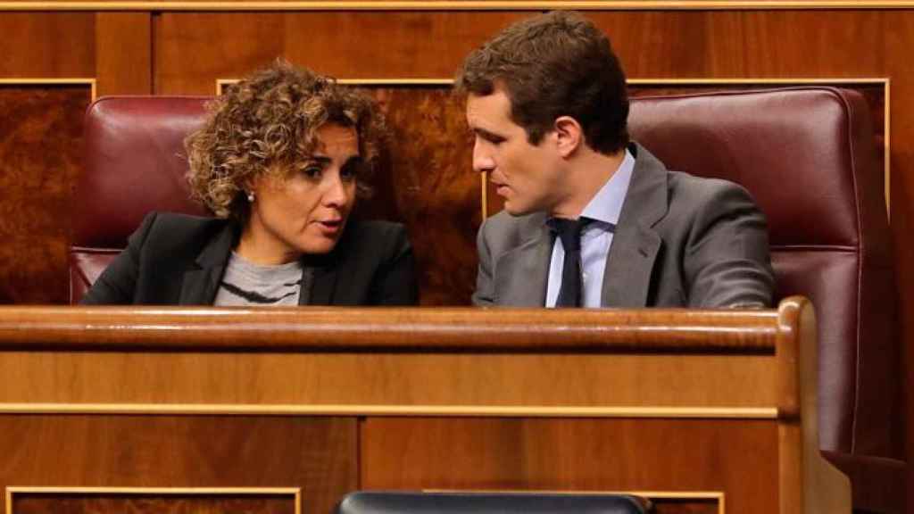 Pablo Casado (d), presidente del PP, con la exministra Dolors Montserrat, en el Congreso hoy / EFE