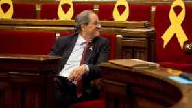 Quim Torra el miércoles en el Parlament mirando a los escaños de ERC / EFE