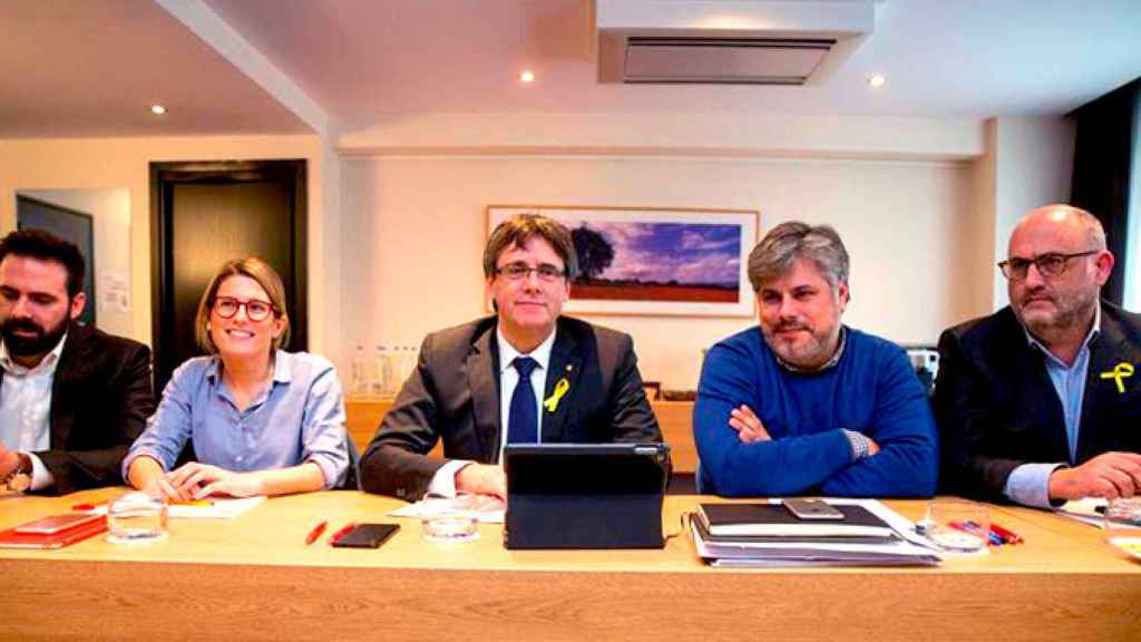 Carles Puigdemont (c) junto a Elsa Artadi (2-i), los diputados Jordi Cabrafiga (i) y Albert Batet (2-d), y el portavoz Eduard Pujol / EFE