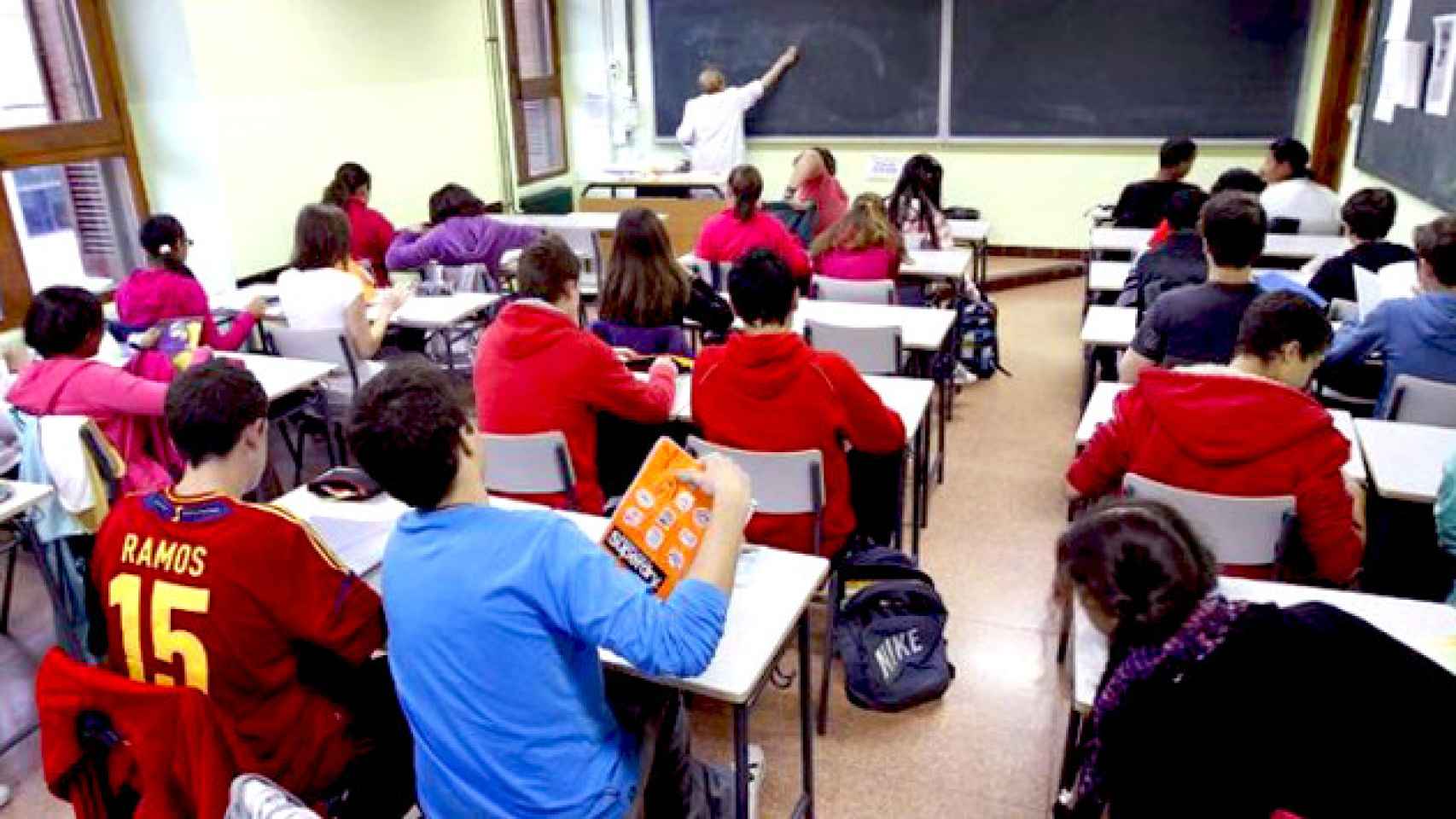 Un grupo de alumnos en su aula educativa, un terreno que quedaría en manos de ERC si hay formación de gobierno / EFE