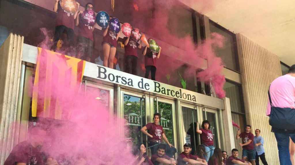 Arran protesta ante el capitalismo en la Bolsa de Barcelona / CG