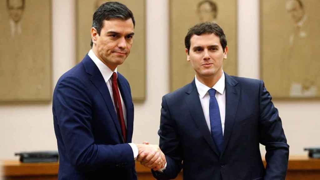 Pedro Sánchez y Albert Rivera, tras firmar sus acuerdos de investidura.