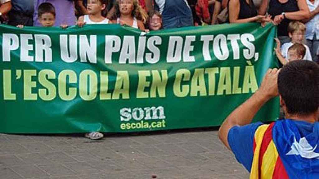 Varios padres en una manifestación contra el bilingüismo escolar