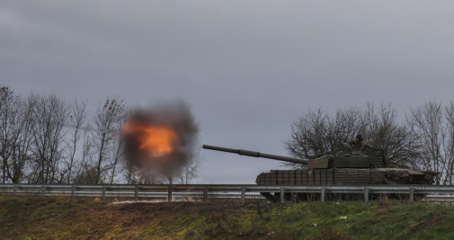 Militares ucranianos disparando desde un tanque ruso T-80 incautado cerca de la ciudad de Bakhmut, en Donetsk (Ucrania) / EFE - EPA - STR