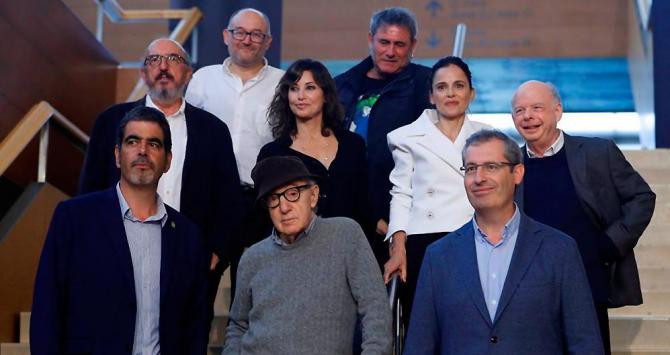El director Woody Allen junto con los actores Jaume Roures, Elena Anaya, Wally Shawn, Gina Gersho, Sergi López, el alcalde Eneko Goia y el director del Festival Internacional de Cine de San Sebastián, José Luis Reborinos / EFE