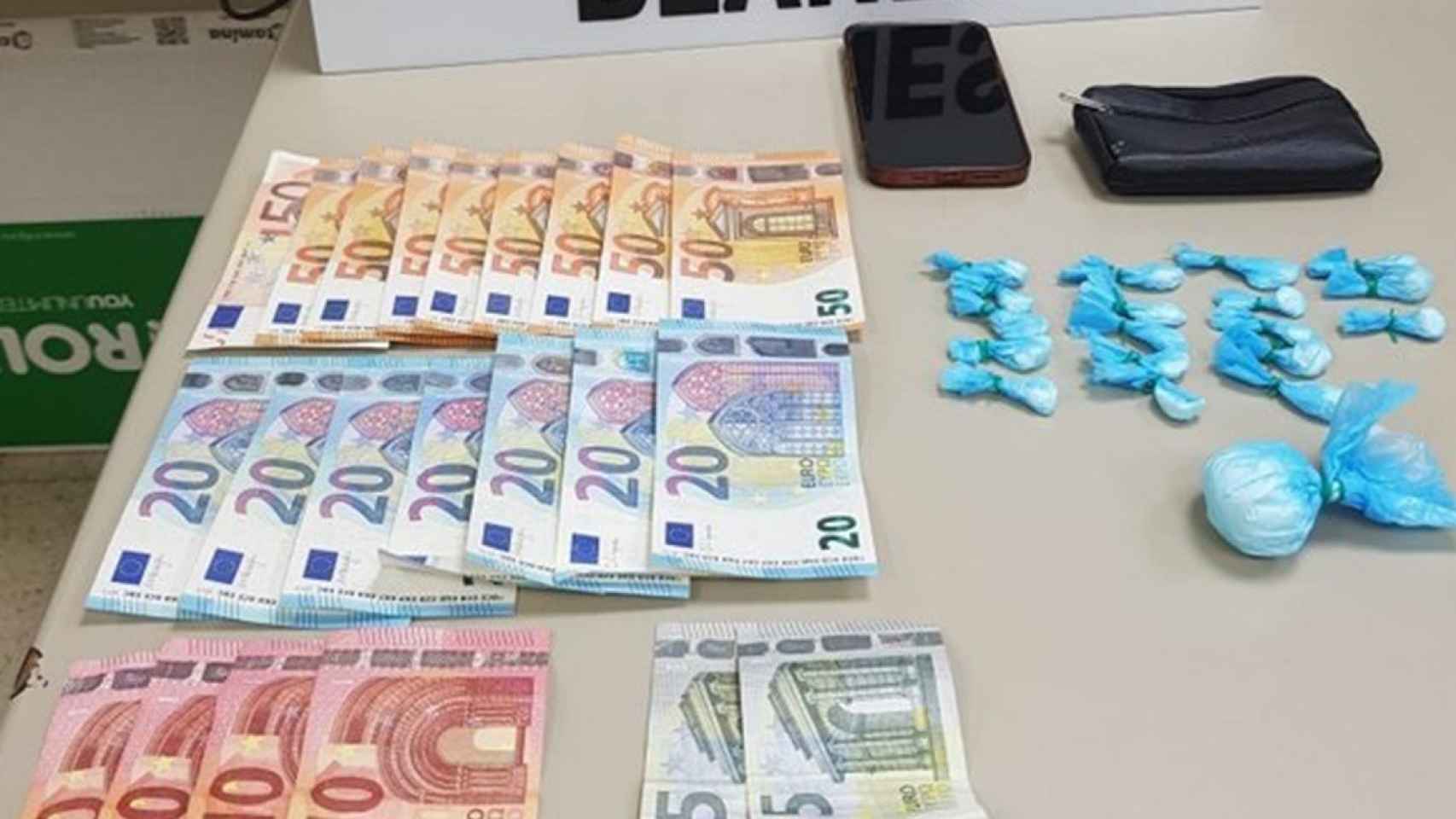 Dinero en efectivo y cantidades de cocaína que el sospechoso portaba consigo cuando fue detenido / AYUNTAMIENTO DE BLANES