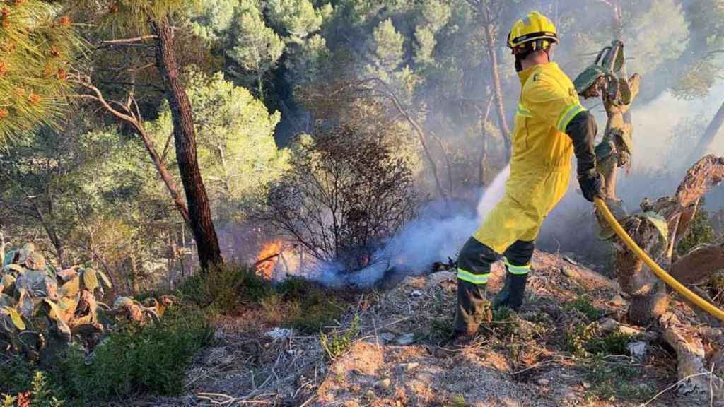 Bomberos trabajando en extinguir el incendio de Vallirana / BOMBERS DE LA GENERALITAT