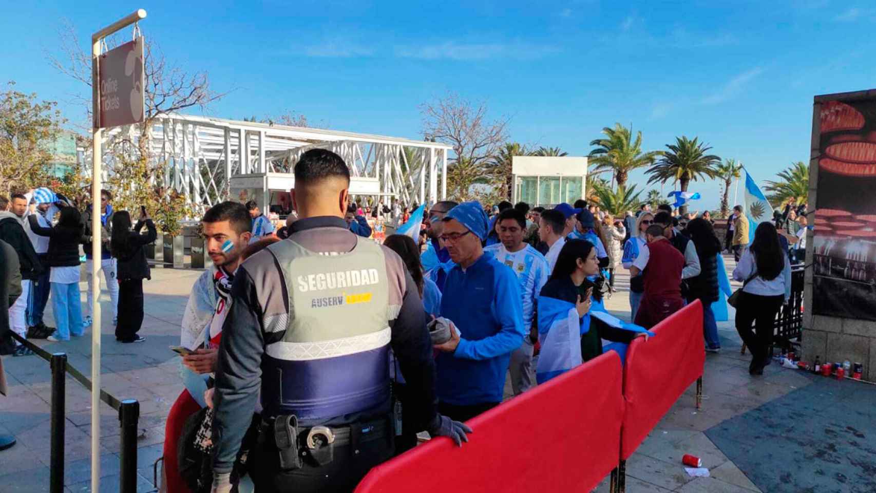 Un controlador de acceso, en Pachá Barcelona ayer tras el apuñalamiento / CG