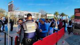 Un controlador de acceso, en Pachá Barcelona ayer tras el apuñalamiento / CG