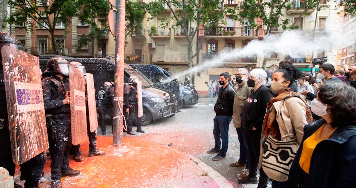 Enfrentamientos entre un grupo vinculado al Sindicat de Llogaters y los Mossos d'Esquadra ante el Bloc Llavors de Sants / EFE