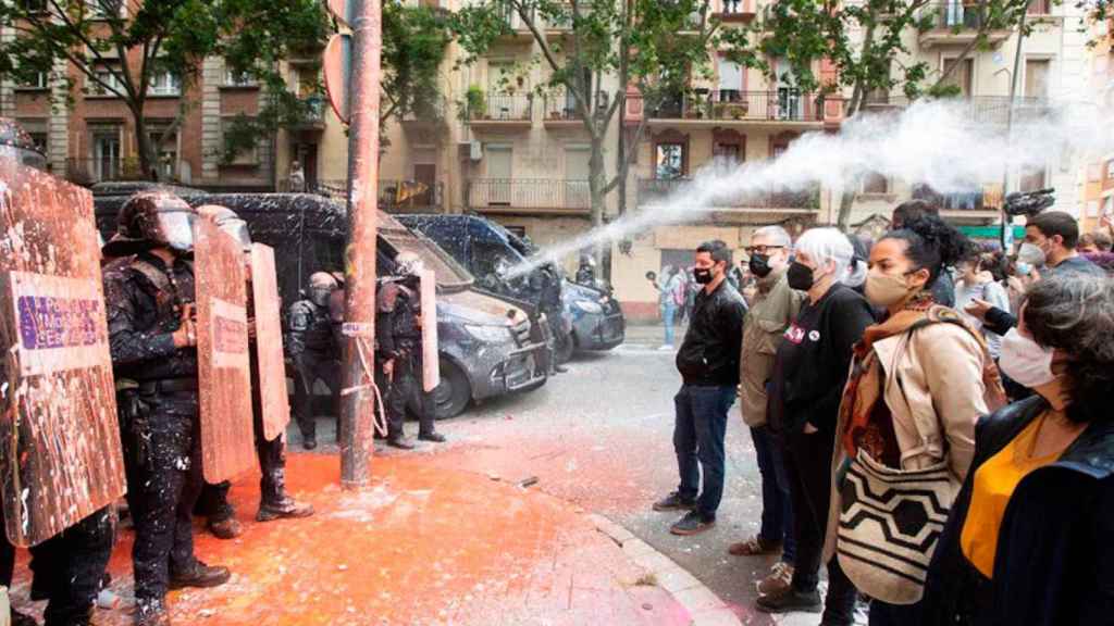 Enfrentamientos entre un grupo vinculado al Sindicat de Llogaters y los Mossos d'Esquadra ante el Bloc Llavors de Sants / EFE