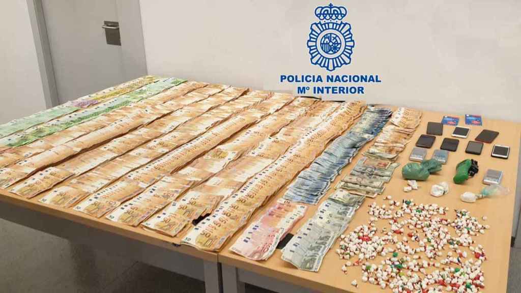 Dinero en efectivo y dosis de cocaína incautadas a la banda desarticulada en Badalona y Santa Coloma de Gramanet / CNP