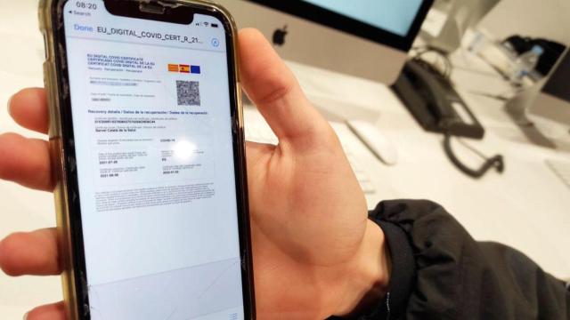 El pasaporte Covid, obligado para consumir en interiores de bares, restaurantes y gimnasios catalanes / CG