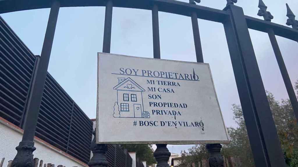 Uno de los carteles colgados por las familias del Bosc d'en Vilaró / NOELIA CARCELLER CG