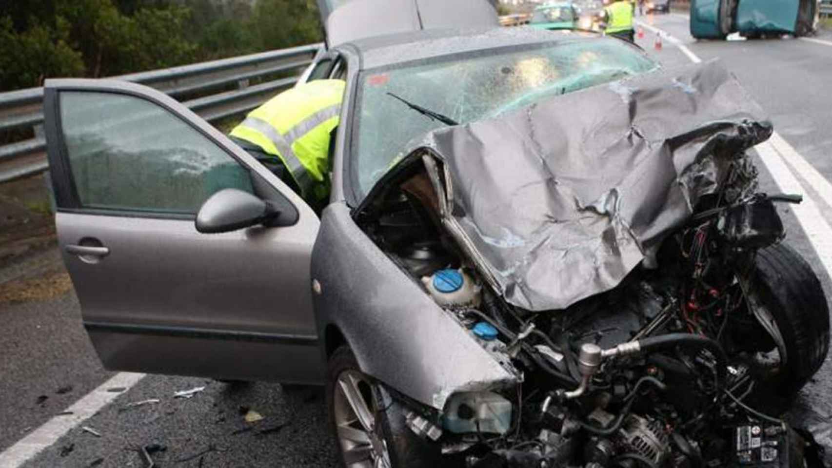 Imagen de archivo de un accidente de coche ocurrido en una de las carreteras nacionales / EFE