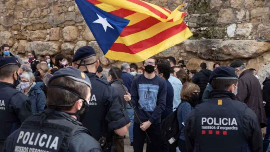 Cordón policial durante un acto de Vox en Valls, Tarragona / ENRIC FONTCUBERTA (EFE)