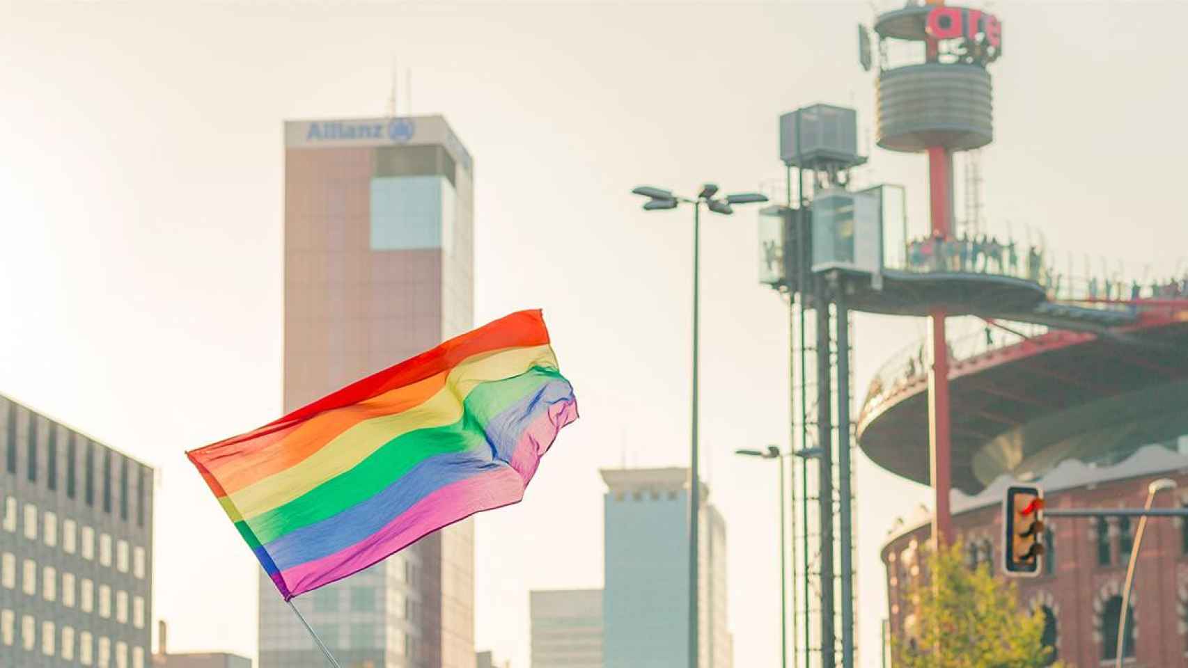 Una bandera LGTBI en la plaza España de Barcelona / EUROPA PRESS