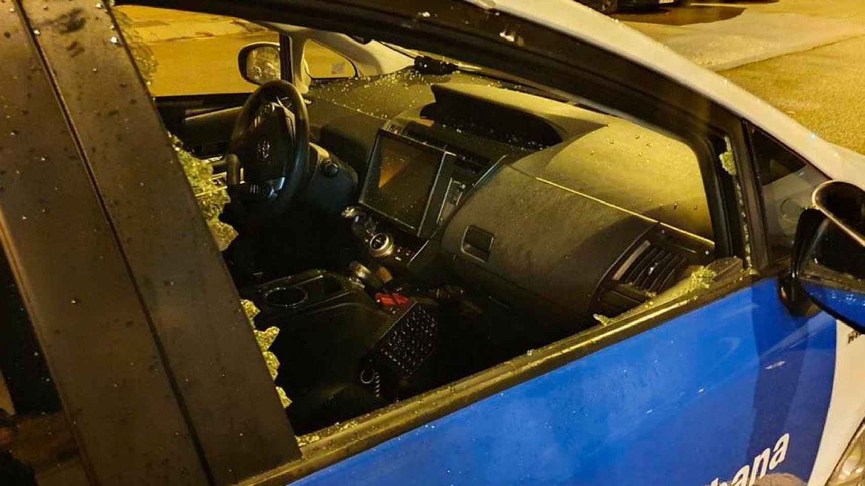 Roban en un coche patrulla de la Guardia Urbana en Barcelona / Comunidad y Policías Unidos