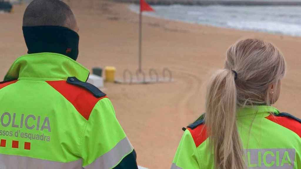 Dos agentes de los Mossos d'Esquadra durante la pandemia / MOSSOS