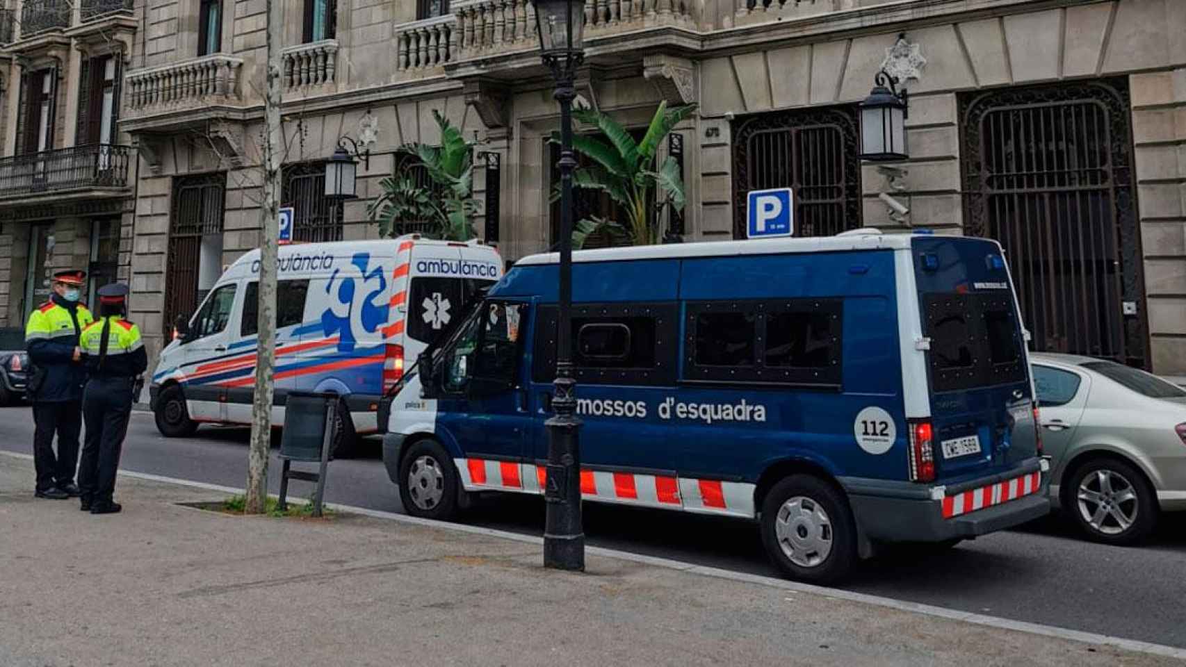 Dos policías junto a un furgón de los Mossos d'Esquadra / MOSSOS