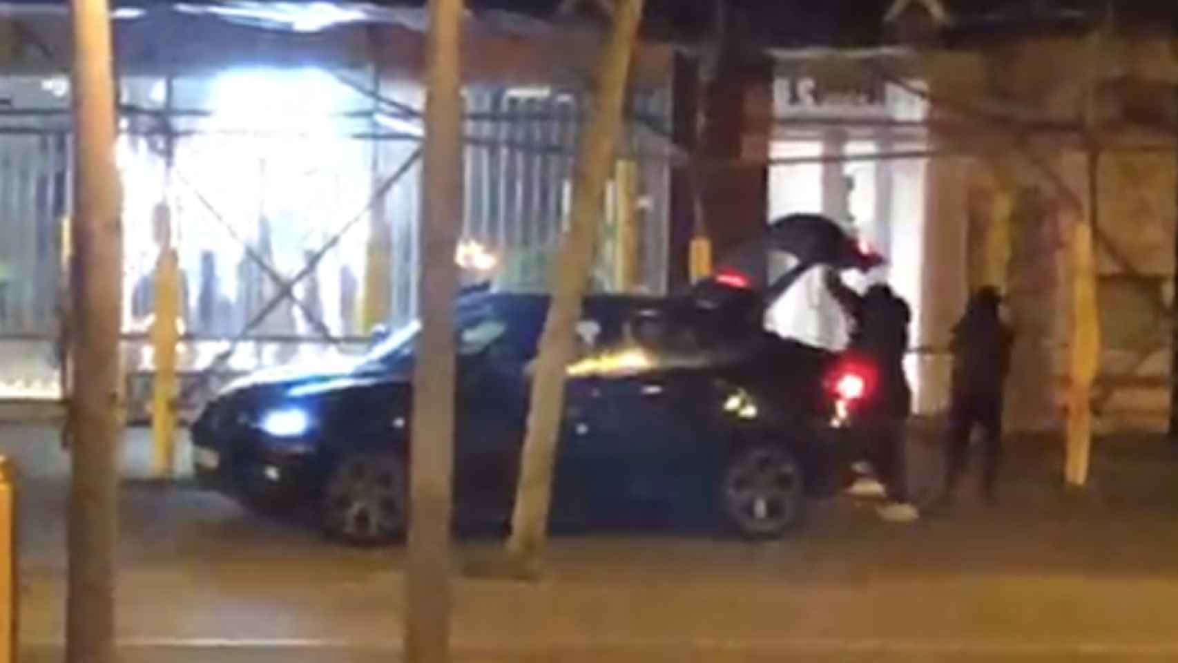 Unos ladrones llenan un coche con los artículos robados de la tienda de moda y lujo en Barcelona / CG