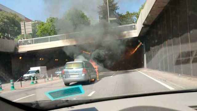 El incendio de un vehículo en la Ronda de Dalt obliga a cortar varios carriles / TV3