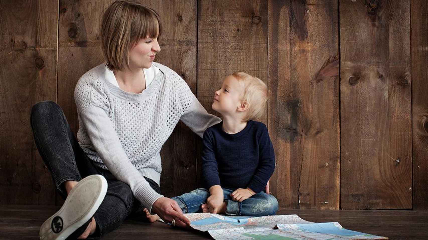 Madre e hijo en hogar seguro. Photo by Pexels