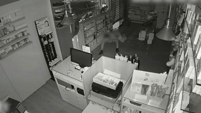 Uno de los integrantes de la banda de ladrones en un comercio de Sarrià-Sant Gervasi / MOSSOS D'ESQUADRA