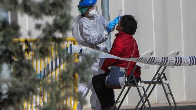 Una sanitaria realiza uno de los test rápidos por el coronavirus en Madrid / EP