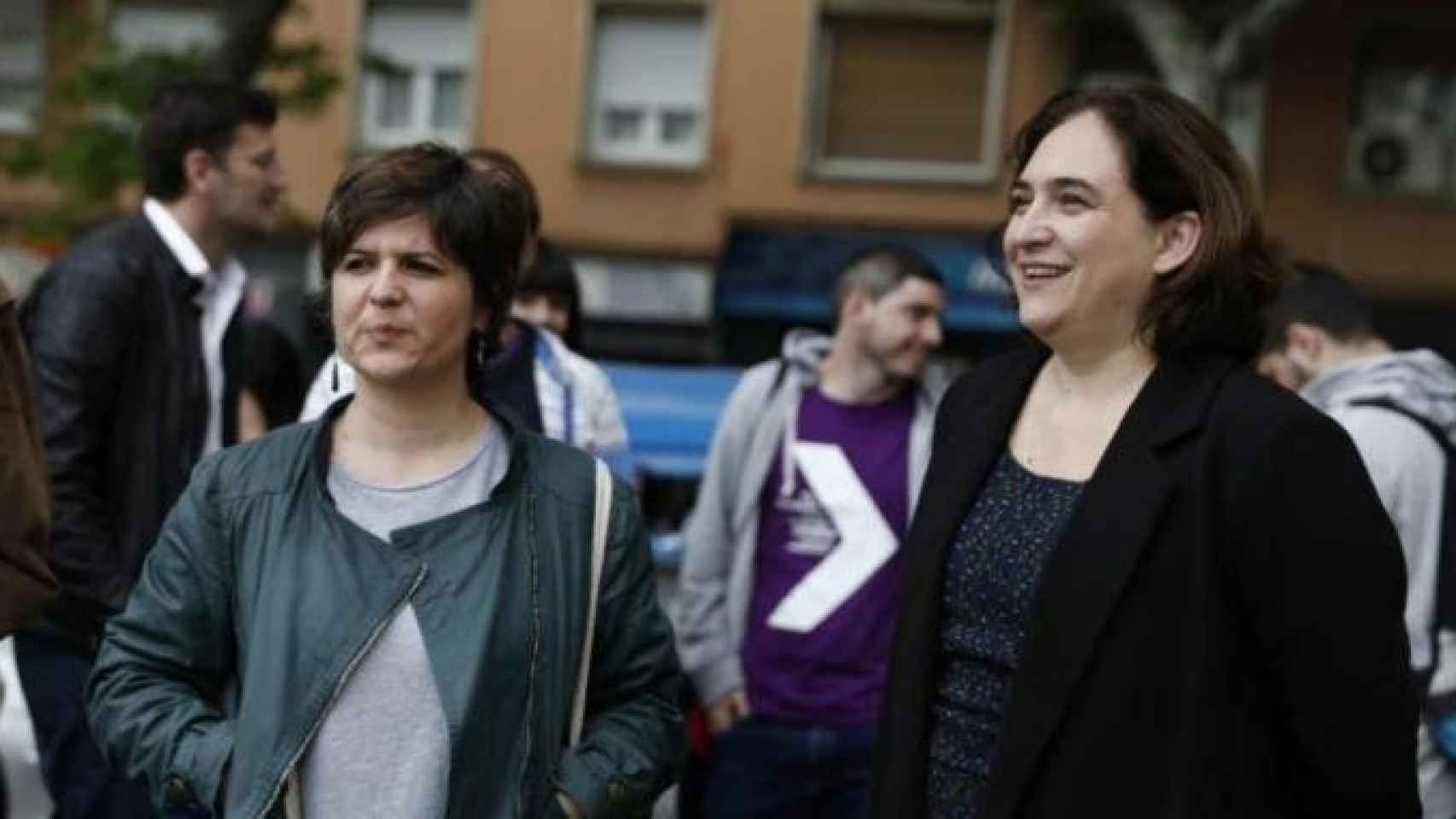 Ada Colau (d), alcaldesa de Barcelona, junto a Gala Pin (i), edil de Ciutat Vella, en un acto ṕúblico / CG