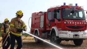 Bomberos en labores de extinción / BOMBERS