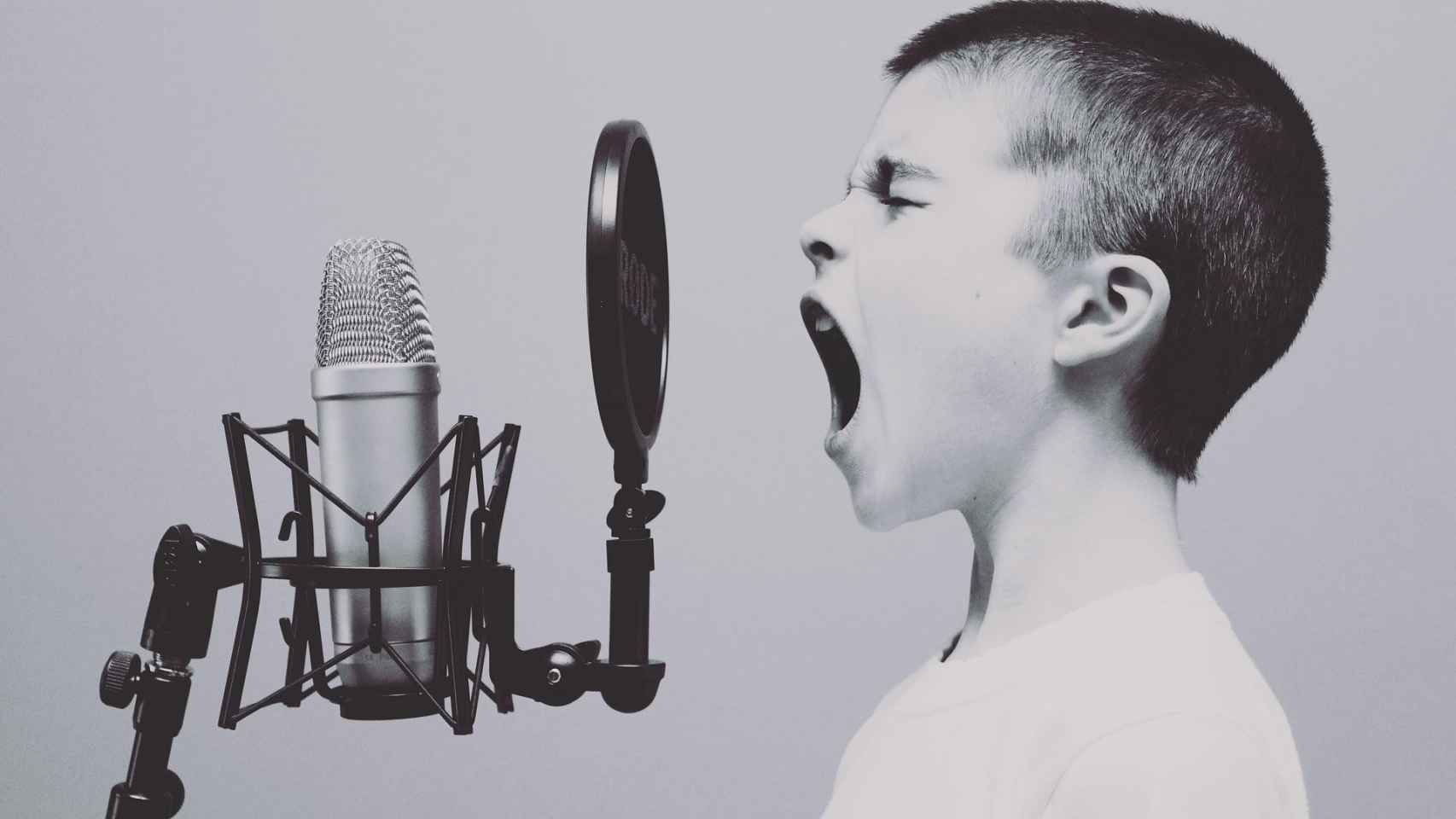 Niño recibiendo clases de canto en un estudio / PIXABAY