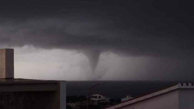 Imagen del tornado que ha asolado este domingo la isla de Menorca