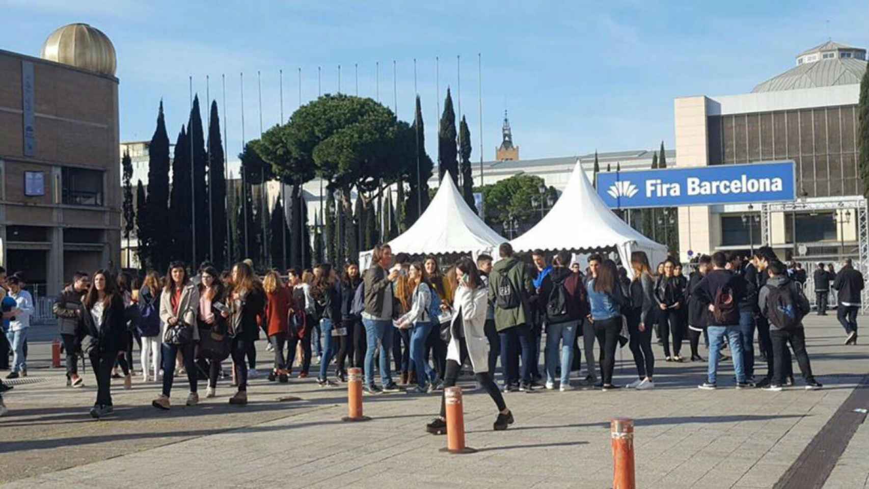 Estudiantes en el ingreso al Salón de la Enseñanza en la Fira de Barcelona