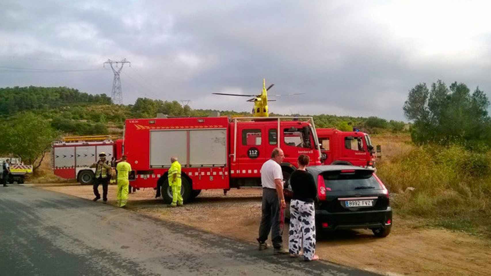 Los bomberos intentan rescatar los cuerpos de los fallecidos tras estrellarse un ultraligero en Subirats / CG