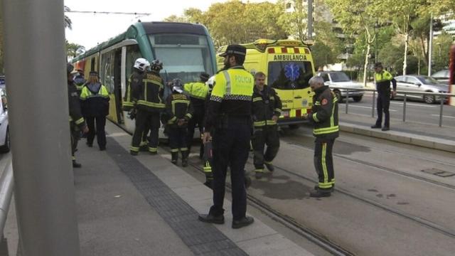La Guardia Urbana y los SEM, en el lugar del atropello del tranvía / 324