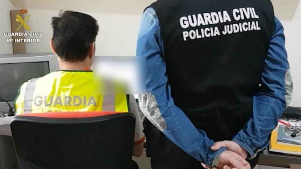 Una imagen de archivo de agentes requisando material delictivo de otra operación contra la pornografía infantil / GUARDIA CIVIL