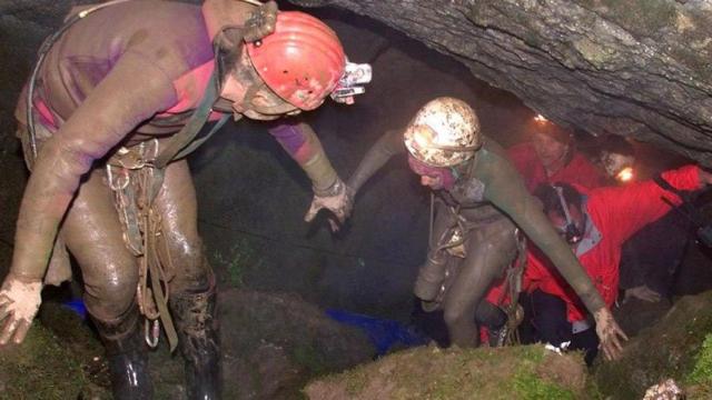 Imagen de un incidente similar en la sima de Herran en 2000.
