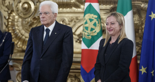 El presidente de Italia, Sergio Mattarella (izq.), y la nueva primera ministra, Giorgia Meloni, asisten a la ceremonia de juramento en el Palacio del Quirinal / ROBERTO MONALDO - EUROPA PRESS