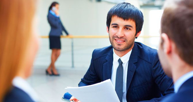 Un joven en una entrevista de trabajo / CG