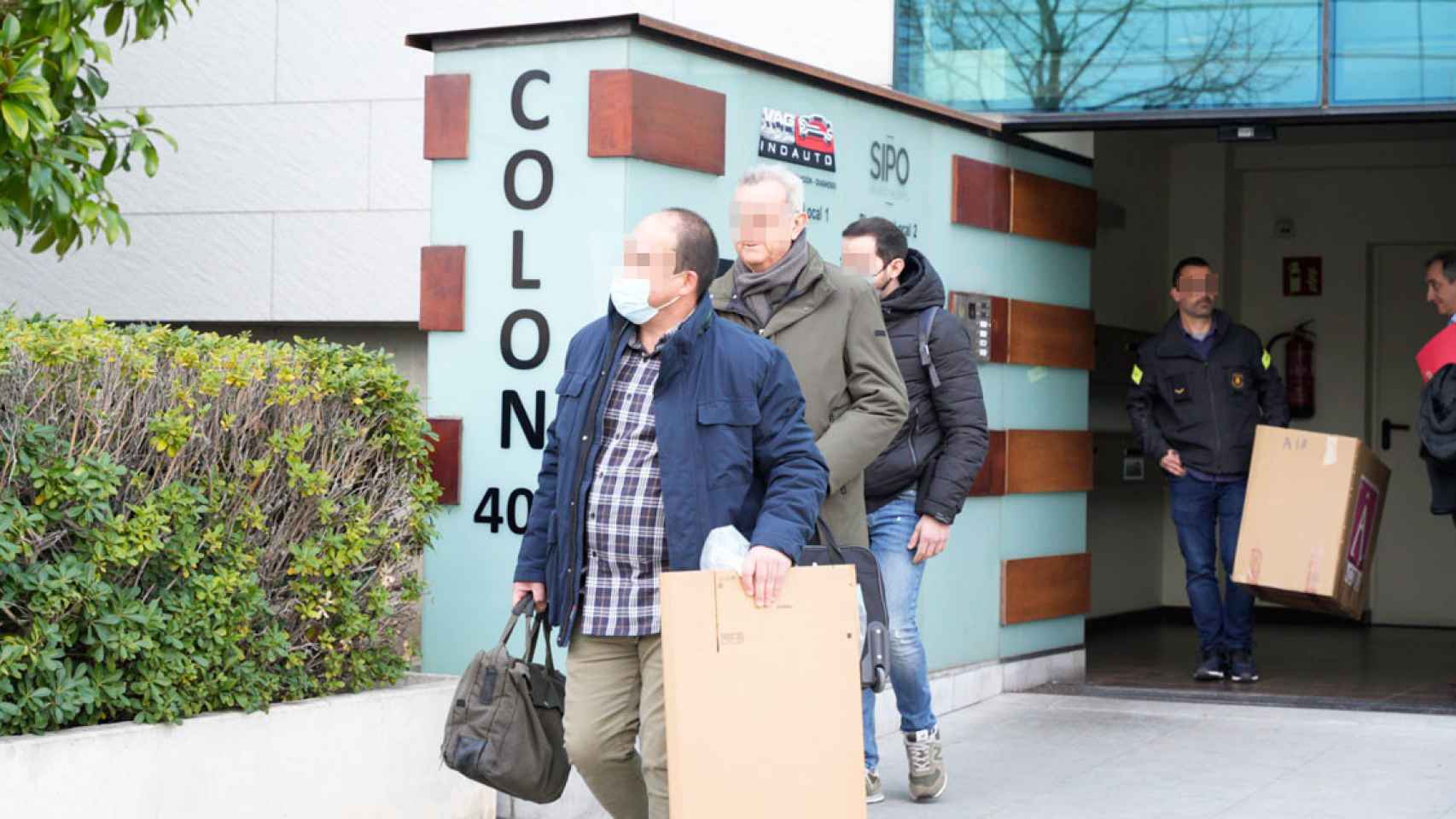 La comitiva policial, saliendo de la sede de Ambulancias Egara en Terrassa (Barcelona) / Luis Miguel Añón-CG