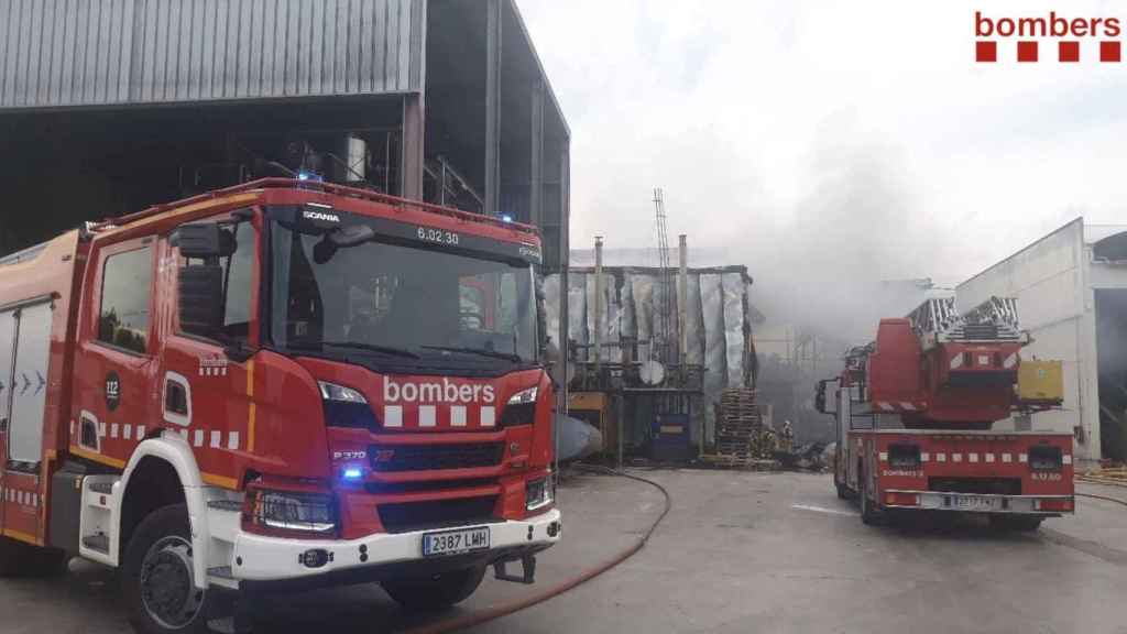 Bomberos durante la extinción del incendio en las naves de Constantí / BOMBERS